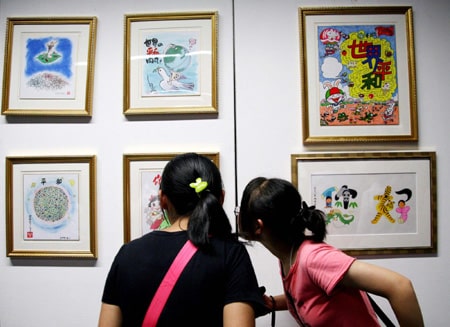 Japanese cartoonists hold antiwar exhibition in China