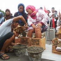 | Cement being poured over the feet of protestors in front of the Presidential Palace in Jakarta March 13 2017 | MR Online
