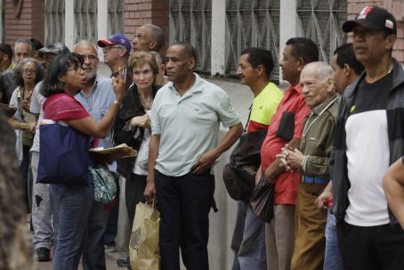 | Voters form queues ahead of the opening of polling booths | Photo AVN | MR Online