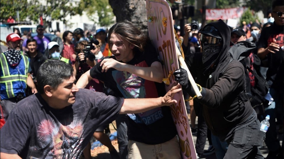 | Antifascists push back against a fascist protestor with a Pinochet Tshirt | MR Online