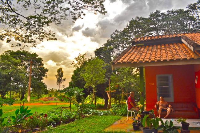 Neighborly visits at the Copavi/Assentamento (Setlement) Santa Maria in Paraná (Photo by Mel Gurr)