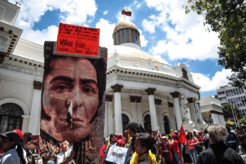 | María holds the portrait of Simón Bolívar that had been thrown away by the opposition when they took the office on January the 6th of 2016 | MR Online