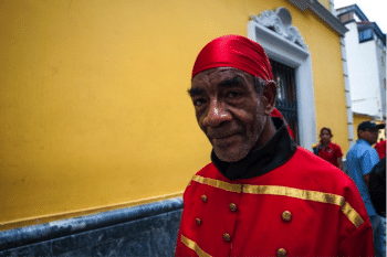 | A man disguised as Negro Primero walks around Bolívar Square while waiting for the Constituent Assembly installation | MR Online