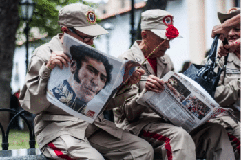 | Members of the Bolivarian Militia read Ciudad Caracas newspaper while waiting for the Constituent Assembly installation | MR Online