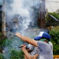 A demonstrator holds a homemade mortar during a protest against Nicaraguan President Daniel Ortega's government in Granada, Nicaragua June 6, 2018. | Photo: Reuters