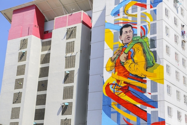 | Graffiti collective Comando Creativos Hugo Chavez mural in a new housing complex in Catia Caracas Comando Creativo | MR Online