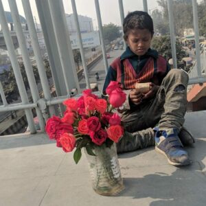 MR Online | A child who sells flowers near Kaushambhi metro station | MR Online