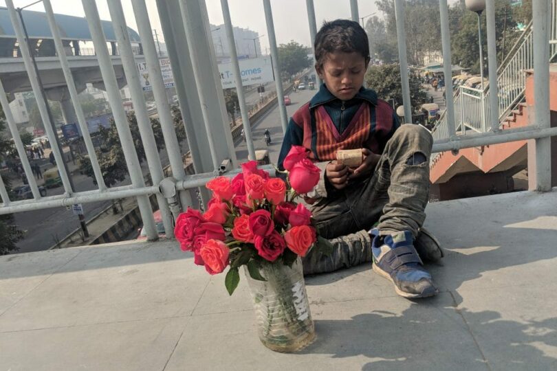  | A child who sells flowers near Kaushambhi metro station | MR Online