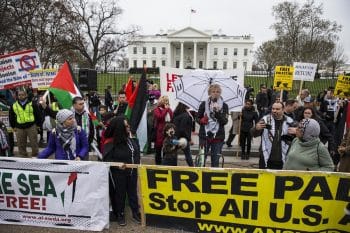 Protesters gather in support of Palestine outside the White House during the annual American Israel Public Affairs Committee (AIPAC) conference in Washington, US on March 26, 2017. ( Samuel Corum – Anadolu Agency )