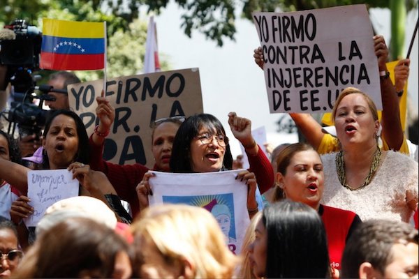 | Venezuelans mobilized to sign the letter written by Nicolás Maduro in support of peace Their signs read I sign for peace I sign against US interference Photo Twitter | MR Online