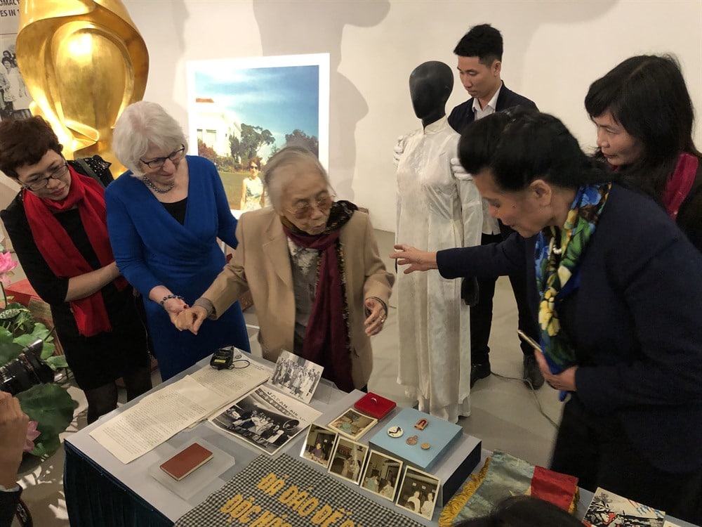 Memories: Nancy Hollander (second from left) and former Vice President Nguyễn Thị Bình look at memorabilia Hollander gave back to the Vietnamese Women’s Museum in Hà Nội on March 7. VNS (Photo Lê Hương)