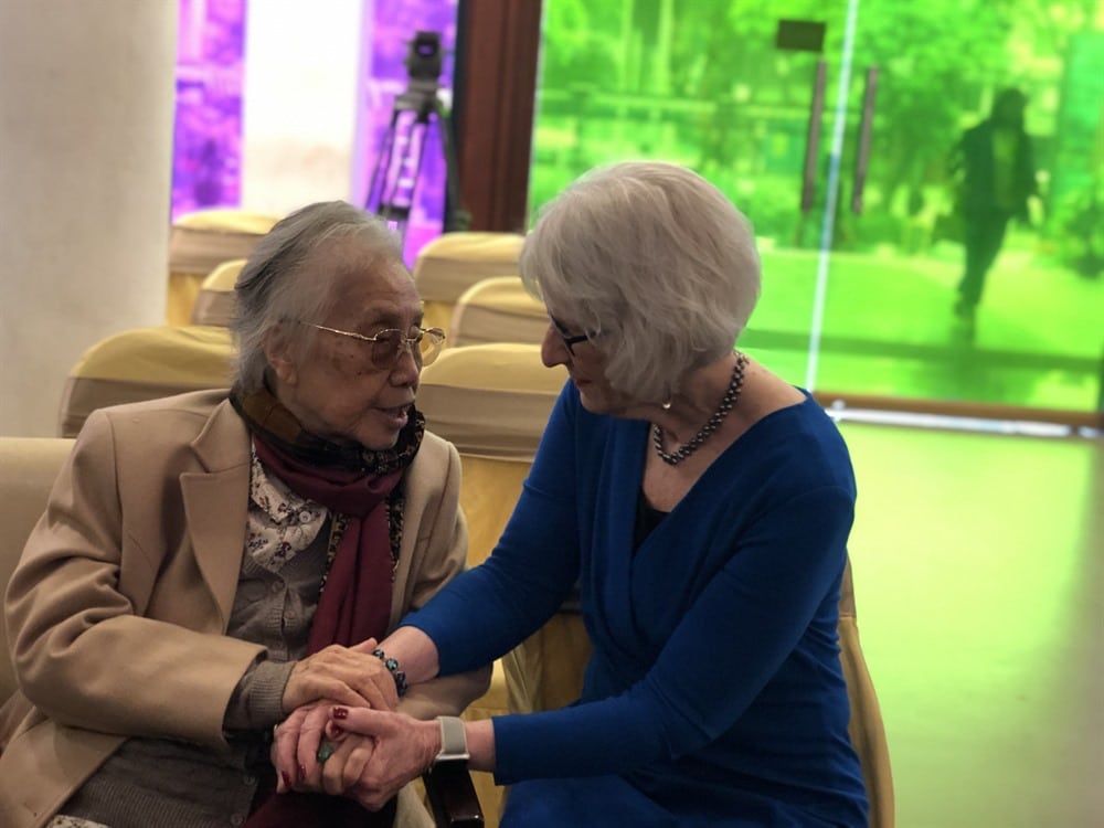 Old friends: Nancy Hollander (right) meets former Vice President Nguyễn Thị Bình in Hà Nội on March 7. They are the only two surviving members of the delegations that met in Jakarta in 1965. VNS (Photo Lê Hương)