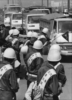 Members of the Kōtō ward assembly checking garbage trucks entering their neighbourhood, 22 May 1973. Photograph by Mainichi Shimbun.