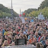 Tens of thousands protest at Berlin's Brandenburg Gate