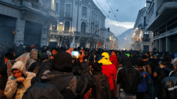 | Protesters in Quito | MR Online's historic center try to protect themselves against police tear gas