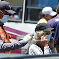 Venezuelans, and especially the elderly, have been encouraged to wear facemasks when out and about, and to try to stay home where possible. Photo: @jacoli44 / Twitter