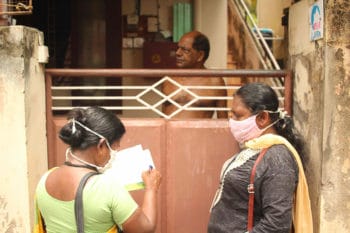 13 May 2020: ASHA workers Lathika and Usha inspect homes and surrounding premises for possible mosquito breeding sites, give instructions to residents, and track those with potential COVID-19 symptoms. Lathika is a Thiruvananthapuram District Committee member of the Kerala State ASHA Workers’ Federation (KSAWF), affiliated with the Centre of Indian Trade Unions (CITU). Subin Dennis / Tricontinental: Institute for Social Research