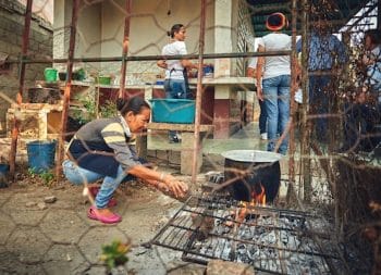 Cooking with wood has become common in Venezuela. The blockade limits Venezuela’s capacity to purchase gas from Colombia, but the poor upkeep of gas plants, distribution infrastructure, and the impact of corruption are all to be blamed for the current situation. (Archive)