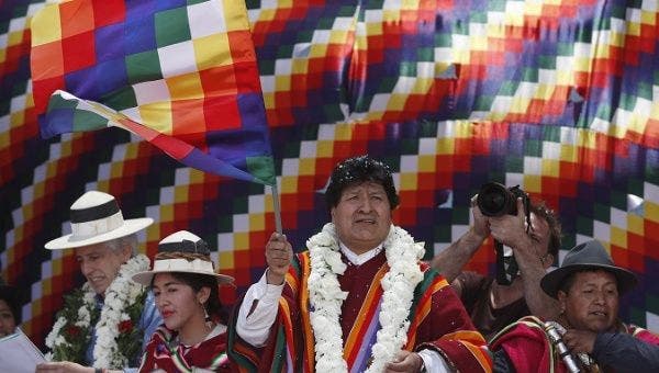 | The former Bolivian president and leader of the Movement Towards Socialism MAS Evo Morales today waves the Whipala flag of the native peoples during an event in his hometown The town of Orinoca part of the route of his caravan after entering yesterday from Argentina in the department of Oruro Bolivia | Photo EFE | MR Online