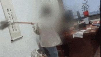 | A GIF shows Wang whacking her abusive boss over the head with a mop From Weibo | MR Online