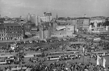 The peace-seeking youth of the world convened in the war-torn city of Berlin for the Third World Festival of Youth and Students in 1951. This photograph shows visitors gathering to attend the festivities at Alexanderplatz, a public plaza in the city centre that had been destroyed by the war. In 1979, almost thirty years later, the chairman of the World Peace Council, Romeh Chandra, bestowed the honorary title ‘City of Peace’ upon Berlin.
