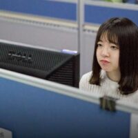 An intern at work in Beijing, 2017. Duan Jingkun/People Visual)