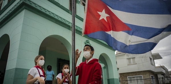| Kids putting up Cuba flag | MR Online