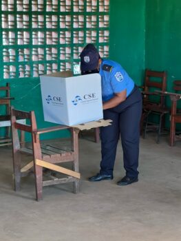 | Bilwi Voting Center 1 Voter marks ballot | MR Online