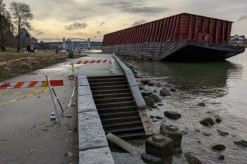 | Grounded barge along Vancouvers seawall in False Creek | MR Online