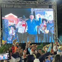 | President Daniel Ortega shown dancing with musicians and supporters | MR Online