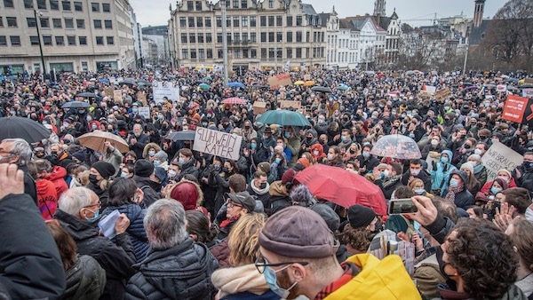  | Sunday December 26 thousands of people from various sectors of the arts and entertainment industry gathered at the Mont des Arts in Brussels demanding the government to reverse its decision targeting the cultural sector while Christmas markets and other businesses are allowed to continue | MR Online