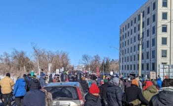 | As word circulated thousands in Ottawa showed up to reinforce the blockade at Riverside and Bank street Photo NicoleLWT | MR Online