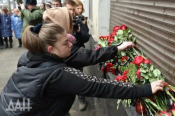 | People in Donetsk bring flowers to the site where 20 people were killed by a Ukrainian missile attack | MR Online