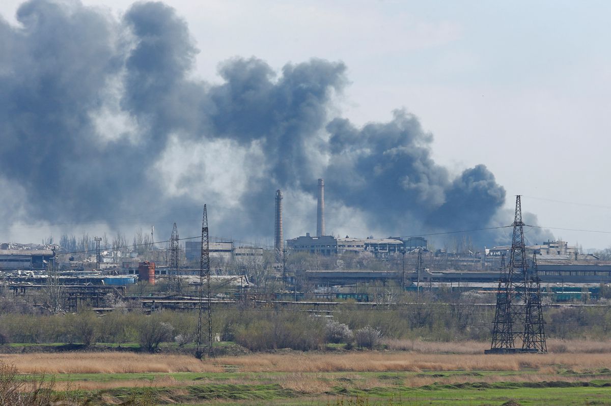 MR Online | Thick smoke billows from the Azov steel plant on April 20 2022 | MR Online