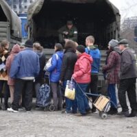 | Residents of Mariupol receiving humanitarian aid from the Russian army | MR Online