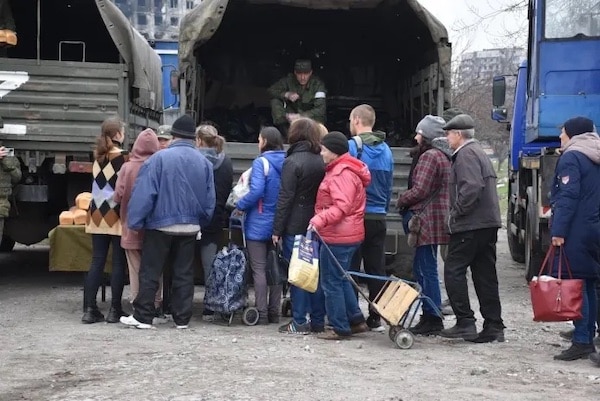 | Residents of Mariupol receiving humanitarian aid from the Russian army | MR Online