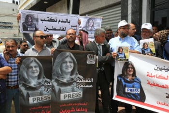 PALESTINIAN JOURNALISTS PROTEST THE KILLING OF AL JAZEERA JOURNALIST SHIREEN ABU AKLEH IN GAZA CITY ON MAY 11, 2022. (PHOTO: ASHRAF AMRA/APA IMAGES)