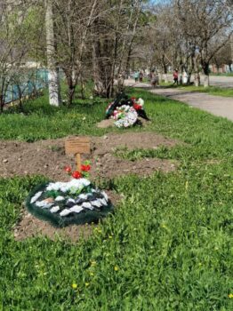 | A grave in the park authorities say these temporary graves will soon be transferred to graveyards | MR Online