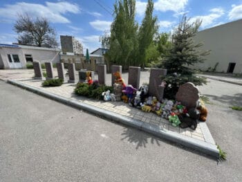 A monument to the more than 200 dead civilians in the Petrovsky District