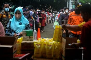Indonesians in a suburb of Jakarta queue to buy subsidised cooking oil. To help tackle shortages in the country, the government last month banned exports of palm oil until further notice, a move expected to worsen food price inflation across the world.