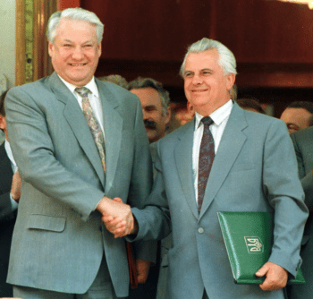 Leonid Kravchuk (right) with Boris Yeltsin. [Source: thumb.spokesman.com]