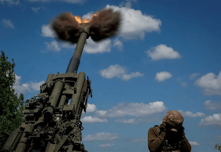 MR Online | Ukraine service members fire a shell from a M777 Howitzer from Ukrainian position in Peski toward Donetsk Source reuterscom | MR Online