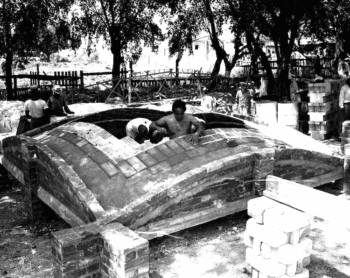 Builders practice putting together a vaulted roof in the Patio del MICONS in 1961. Documentation Center, Office of the Historian of Havana