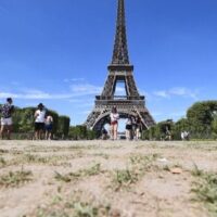 Dried Champ de Mars in front of the Eiffel Tower, Paris, France, Aug. 3, 2022. | Photo: Twitter/ @qxzito1