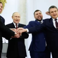 From left, head of Kherson Region Vladimir Saldo, head of Zaporizhzhia region Yevgeny Balitsky, Russian President Vladimir Putin, Denis Pushilin, leader of the Donetsk People's Republic and Leonid Pasechnik, leader of Luhansk People's Republic, pose for a photo during a ceremony to sign the treaties for the four regions to join Russia,. Photo: Dmitry Astakhov/Sputnik/Government Pool/Via AP.