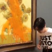Anti-oil protesters throw tomato soup on van Gogh’s “Sunflowers.” Screenshot from Twitter.