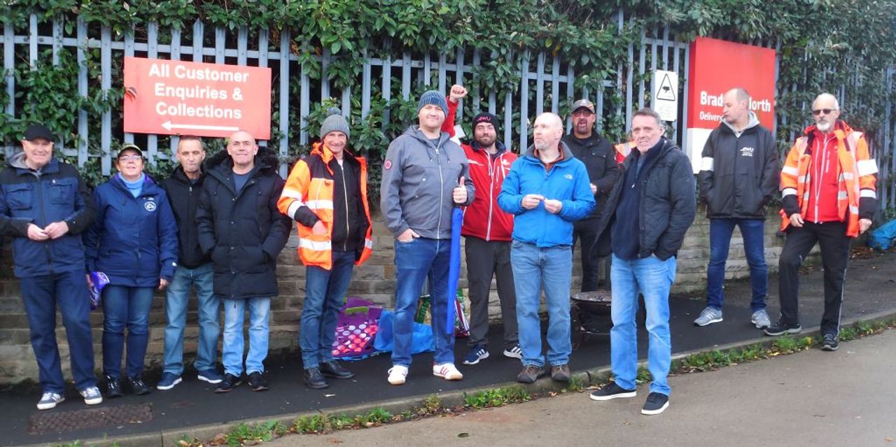 MR Online | Postal workers on strike at the Bradford North depot October 1 2022 Photo WSWS | MR Online