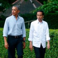 Former President Barack Obama, left, walks next to Indonesian President Joko Widodo, right, in Bogor, Indonesia, on June 30, 2017. Photo: Adi Weda/AFP via Getty Images