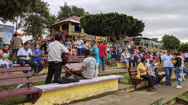 | Nicaraguan families enjoy the weekend at the mirador de Catarina in Masaya Photo by Ben Norton | MR Online