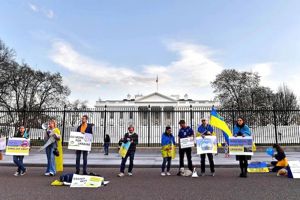 MR Online | Small crowd of pro ZelenskyNATOwar protesters in front of the White House demanding more weapons for Ukraine Photo Gallup NewsFile photo | MR Online